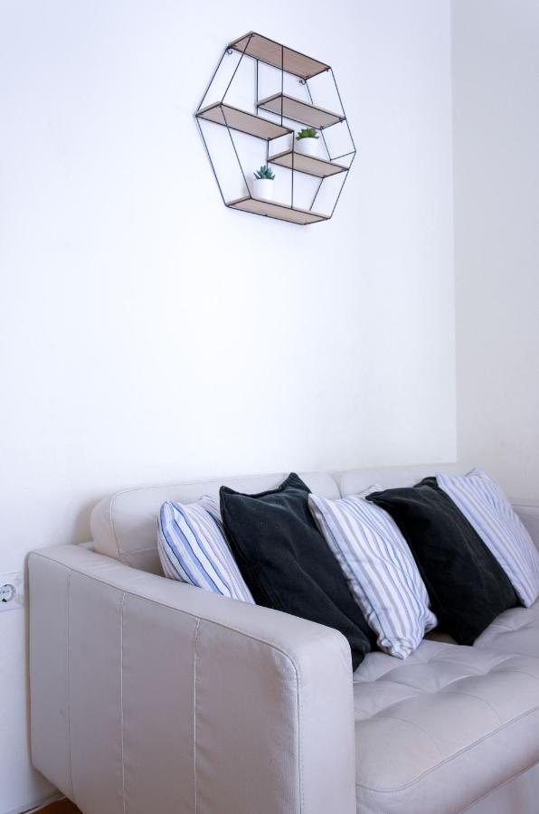Beautiful 2Bd Apartment Near Historic Center Of Атина Екстериор снимка