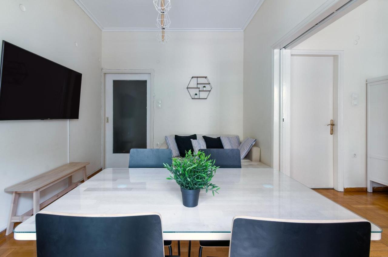 Beautiful 2Bd Apartment Near Historic Center Of Атина Екстериор снимка